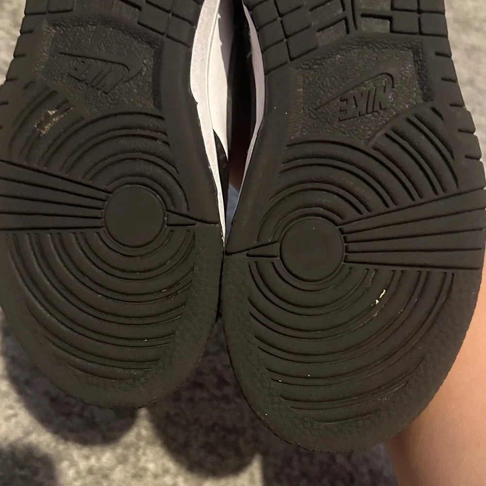 Nike Black and White Sole-View Low-Top Sneakers - Picture 3 of 4